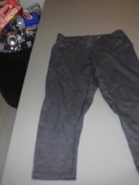 Grey Under Armour Capris Size Medium